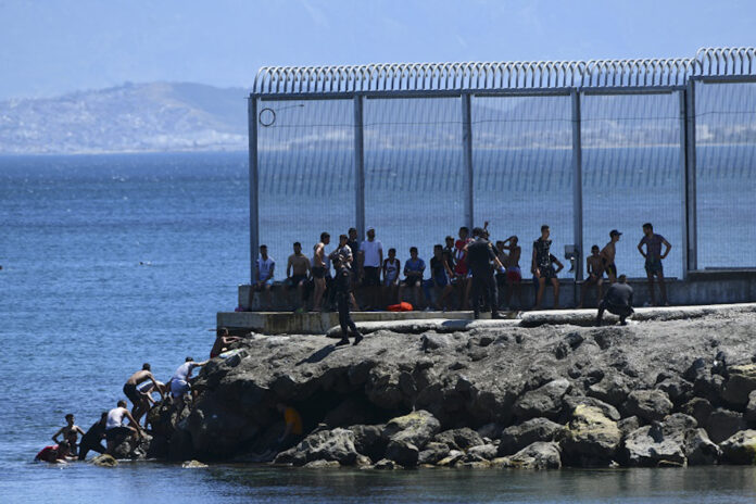 Más de 70 jóvenes migrantes marroquíes alcanzan Ceuta a nado esta madrugada por Benzú y el paso del Tarajal
