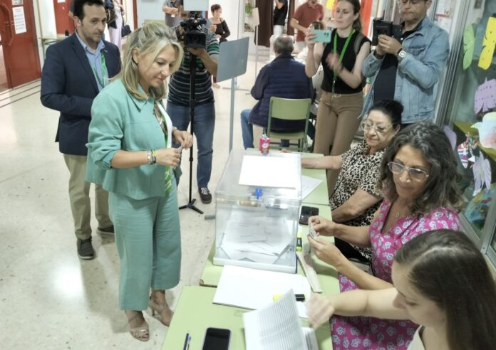 Elecciones europeas 2024 La candidata de VOX, Ana García, votando en la mañana de hoy
