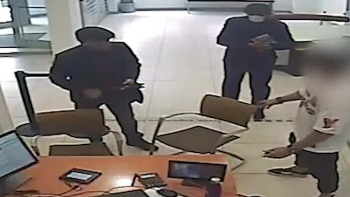 dos-atracadores-roban-banco-morata-tajuna_69