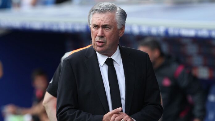carlo-ancelotti-mira-hacia-su-derecha-real-madrid-rts-v2