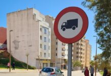 Castillejos llora a las seis víctimas de la tragedia y crece la indignación vecinal por la reacción de las autoridades