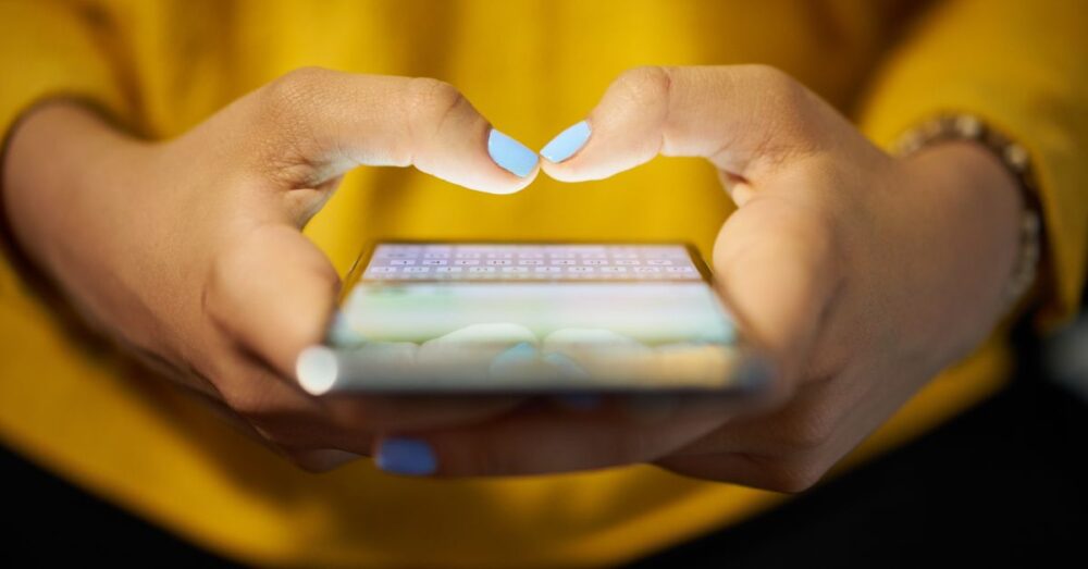 Teléfono móvil antiguo con logo WhatsApp inactivo